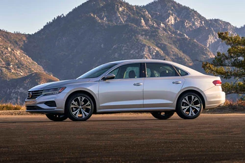 2. Volkswagen Passat 2020 (giá khởi điểm: 22.995 USD).