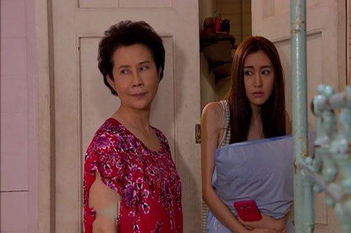 Bồ của con trai vác bụng đến nhà đòi danh phận, mẹ chồng giả điên khiến cô ả "chạy mất dép"