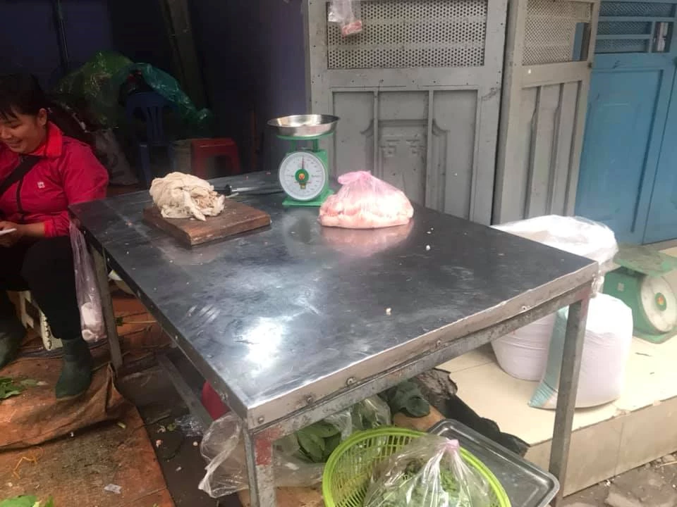 Hàng thịt lợn ở chợ Khương Đình hết từ sáng sớm do người dân mua tích trữ.