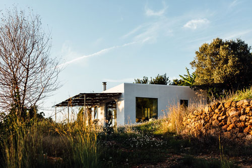 Căn nhà cấp 4 tạo ấn tượng đặc biệt nhờ kết hợp giữa kiến trúc hiện đại với thiên nhiên hoang sơ