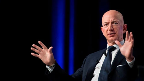 Khi virus corona lan rộng ra hơn 60 quốc gia, toàn bộ thị trường chứng khoán "đỏ lửa" và trở thành tuần tồi tệ nhất kể từ cuộc khủng hoảng tài chính 2008. Mười tỷ phú giàu nhất thế giới đã mất tổng cộng 83,4 tỷ USD. Ông chủ Amazon, Jeff Bezos đã mất 14,1 tỷ USD trong tuần qua, khiến ông trở thành người chịu thiệt hại nặng nề nhất. Khi thị trường đóng cửa vào thứ sáu, giá trị tài sản ròng của tỷ phú Jeff Bezos ở mức 113,6 tỷ USD. Ảnh: Getty.