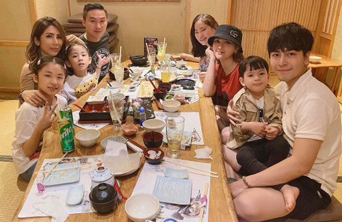 Thu Thủy chia sẻ hình ảnh đại gia đình nhưng ai cũng chú ý đến sự thân thiết của ông xã và bé Henry