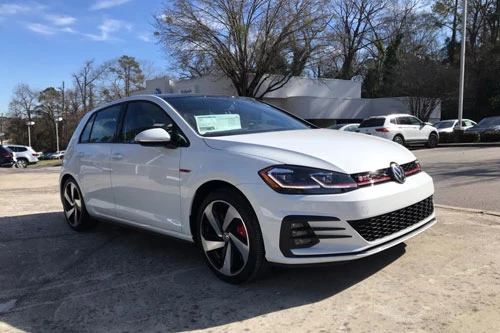 7. Volkswagen Golf GTI 2020 (giá khởi điểm: 28.595 USD).