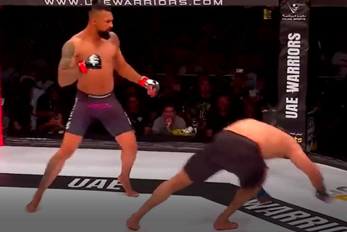 CLIP: Võ sĩ Ai Cập nhập viện khẩn sau 8 giây thượng đài