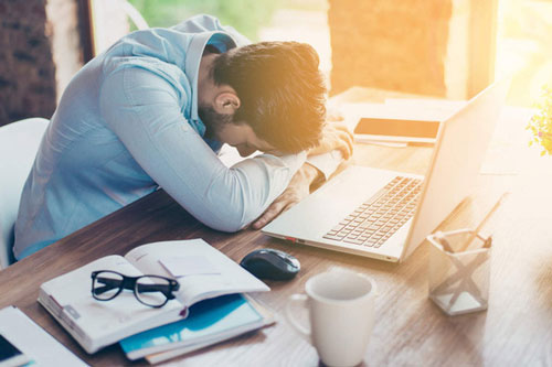 Phân biệt mệt mỏi với buồn ngủ: Đâu là triệu chứng báo hiệu sức khỏe bạn có vấn đề?