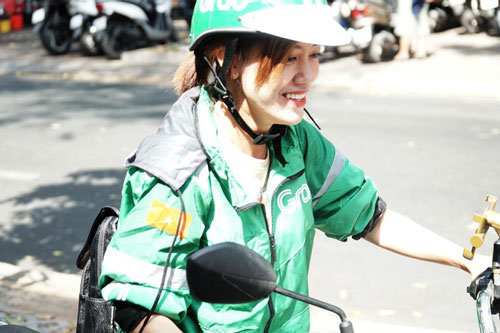Đằng sau nắng gió bụi đường, có niềm hạnh phúc của những nữ tài xế Grab