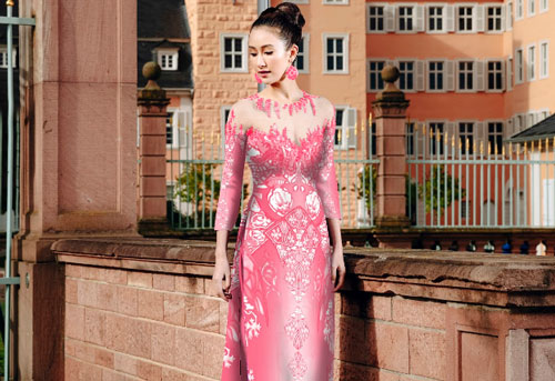 Á hậu Hà Thu diện áo dài khoe dáng chuẩn giữa trời Tây