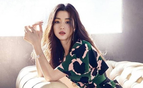 Jeon Ji Hyun tiếp tục bị chỉ trích keo kiệt