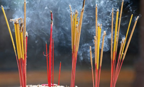 Đừng phạm vào điều này khi thắp hương kẻo ngày càng nghèo kiết xác, làm ăn thất bát gia đình hay mâu thuẫn