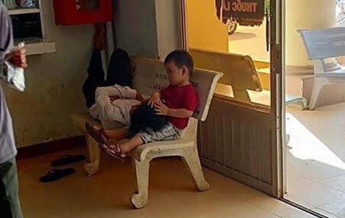 Nhờ cậu trông cháu, khi quay lại mẹ trẻ sững sờ khi nhìn thấy cảnh tượng trước mặt