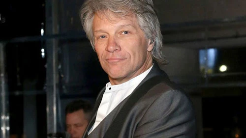 Jon Bon Jovi bắt đầu sự nghiệp biểu diễn chuyên nghiệp của mình khi mới 17 tuổi