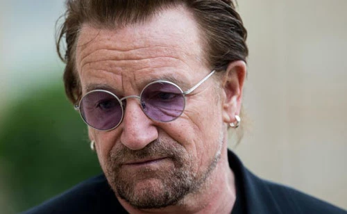 Bono được khán giả biết đến rộng rãi khi là trưởng nhóm nhạc U2