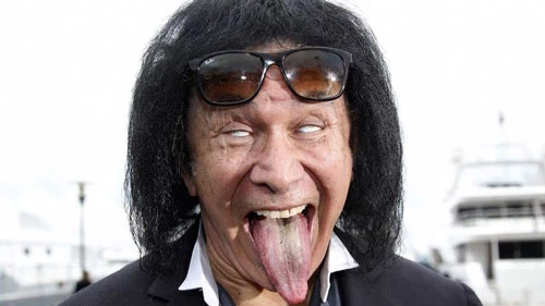 Gene Simmons là thành viên chính của ban nhạc Kiss