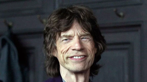  Ông nổi tiếng là ca sĩ hát chính của nhóm nhạc rock The Rolling Stones.