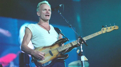Sting là người viết nhạc, ca sĩ chính và là tay bass của ban nhạc huyền thoại The Police