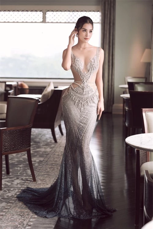 Tiểu Vy thử diện chiếc váy xanh bạc ombre đính đá Swarovski. Đây cũng là mẫu váy mà Hoàng Thùy từng chuẩn bị cho màn thi dạ hội đêm chung kết Miss Universe 2019.