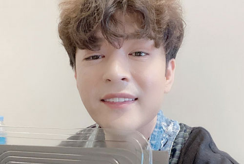 Đăng ảnh chúc mừng Heechul, Shindong lại khiến dân tình dán mắt vào khuôn cằm khác lạ hậu giảm 31kg