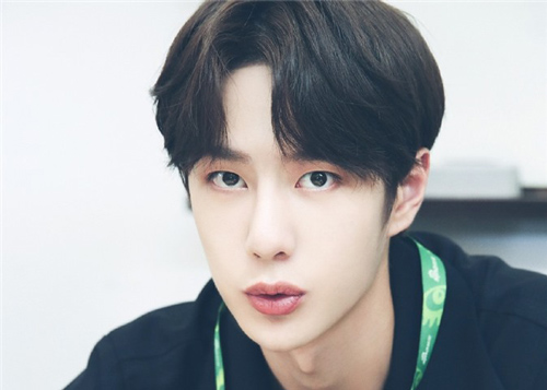 'Dở khóc dở cười' chuyện ngày xưa của Vương Nhất Bác, được nữ sinh hâm mộ đến mức viết đầy tên trong nhà vệ sinh nữ