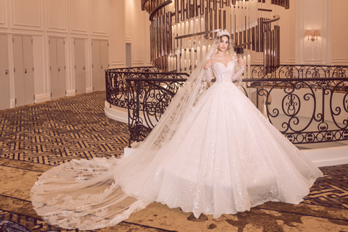 Tiểu Vy 'hóa' cô dâu với váy cưới hoàng gia