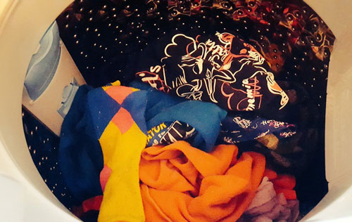 Nhỡ quên giấy trong túi quần áo khi bỏ vào máy giặt, chị em đừng vội hốt hoảng vì đã có cách chữa cháy êm ru