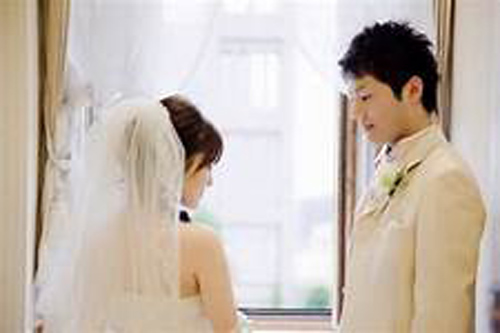 Ngày vợ lên xe hoa cùng người đàn ông khác, chồng cũ hùng hổ bước vào hôn trường nhưng lại mang theo một món quà đặc biệt khiến mọi người không tin vào mắt mình