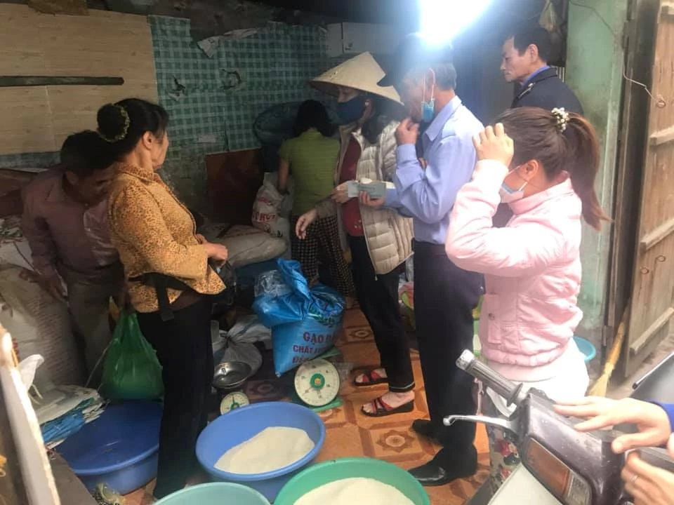 Đổ xô đi mua gạo tích trữ tại chợ Khương Đình, Thanh Xuân.