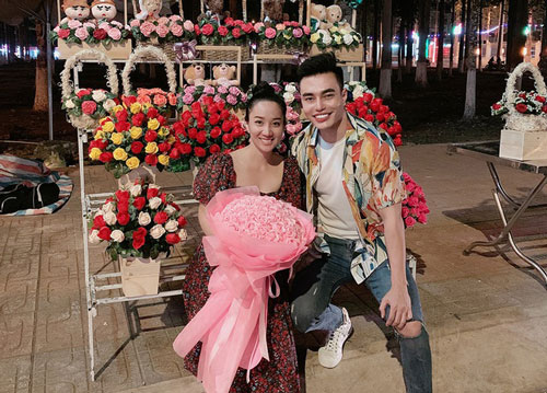 Lê Dương Bảo Lâm phụ vợ bán hoa ở công viên dịp 8/3