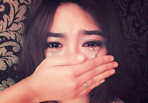 Đám tang vợ cũ của chồng, tôi tự tay làm những việc cuối cùng cho cô ấy rồi đeo khăn tang, ngồi cạnh linh cữu