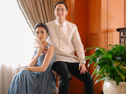 Hiếm hoi khoe ảnh chụp chung cùng vợ, ông xã doanh nhân của Hà Tăng lại được phen đốn tim người hâm mộ bằng hành động tình cảm này