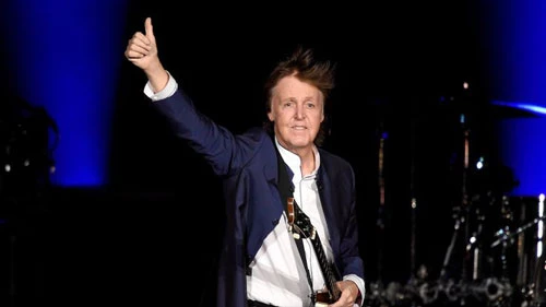 Paul McCartney  là nhạc sĩ, ca sĩ người Anh, cựu thành viên nổi tiếng của The Beatles (1960–1970) và Wings (1971–1981). Ông cũng là "nghệ sĩ thành công nhất lịch sử âm nhạc đương đại" với 60 đĩa Vàng và hơn 100 triệu đĩa đơn đã được bán ra chỉ riêng ở Anh.