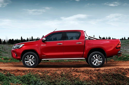 2. Toyota Hilux (doanh số: 10.610 chiếc).