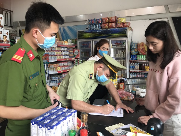 Lạng Sơn đồng loạt ra quân xử phạt các hộ kinh doanh mặt hàng thiết yếu