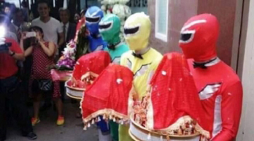 Xuất hiện dàn siêu nhân đi bê tráp đám cưới làm quan khách không khỏi "ngớ người"