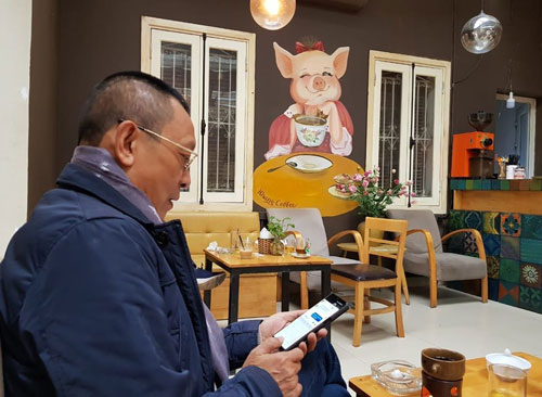 MC Lại Văn Sâm thời trẻ tóc dài, quần ống loe