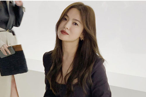 Ly hôn Song Joong Ki, Song Hye Kyo trở thành "con ghẻ quốc dân" bị mắng nhiếc, so sánh với mỹ nhân phản bội chồng ngoại tình trai trẻ kém 17 tuổi