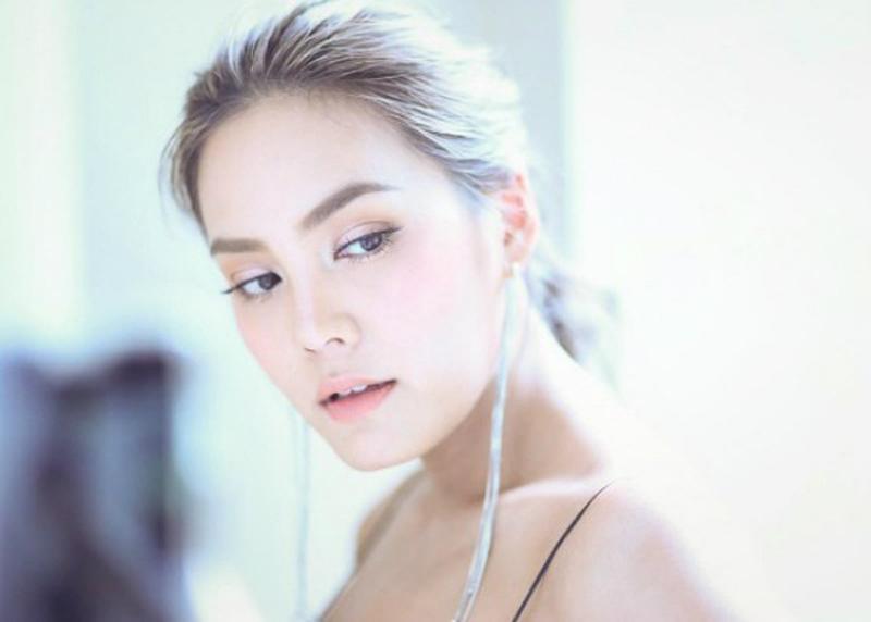 Lấy bố của bạn thân, mang danh "con giáp thứ 13", mặt mộc cô gái khiến ai cũng bất ngờ