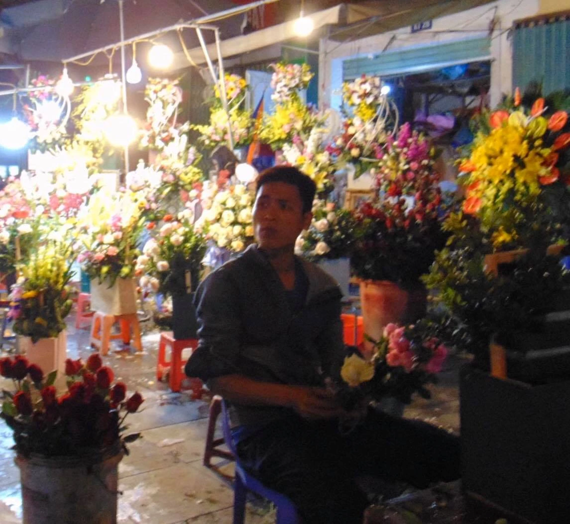 Anh Nguyễn Hào - chủ cừa hàng hoa tươi gần vườn hoa Hà Đông