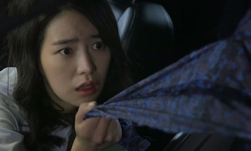 Tân hôn, chồng mặc bộ quần áo cũ vợ anh mua, treo ảnh vợ khắp căn phòng và cấm tôi đừng động vào anh