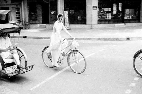 Nao lòng trước tà áo dài của phụ nữ Sài Gòn xưa - 1