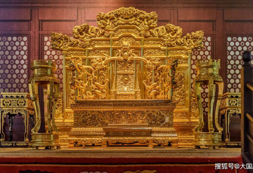 Bí ẩn về chiếc ghế rồng trong Cố Cung: Có 3 nhân vật qua đời khi ngồi trên ghế này và lời nguyền đằng sau khiến ai cũng tò mò