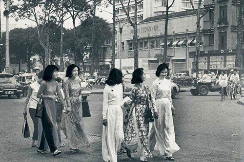 Nao lòng trước tà áo dài của phụ nữ Sài Gòn xưa