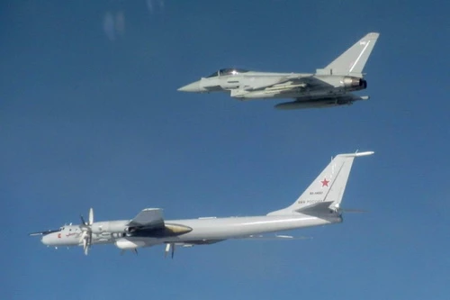 Tiêm kích Eurofighter Typhoon của Anh kèm sát máy bay chống ngầm Tu-142 của Nga. Ảnh: Reuters.