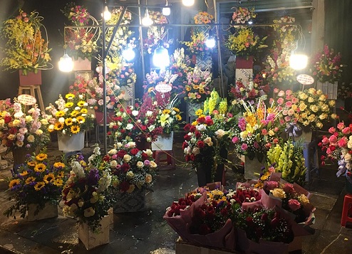 H&#xE0; N&#x1ED9;i: Ch&#x1EE3; hoa t&#x1B0;&#x1A1;i m&#xF9;a d&#x1ECB;ch b&#x1EC7;nh COVID-19 v&#x1EAF;ng v&#x1EBB;, gi&#xE1; t&#x103;ng kh&#xF4;ng nhi&#x1EC1;u