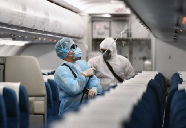 Khử khuẩn máy bay VN0054 đã chở bệnh nhân N.H.N
