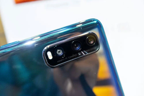 Oppo Find X2 có 3 camera sau. Cảm biến chính 48 MP, f/1.7 với khả năng lấy nét bằng laser, lấy nét theo pha, chống rung quang học (OIS), chống rung điện tử (EIS). Ống kính tele 13 MP, f/2.4 mang đến khả năng zoom quang 5x, zoom kỹ thuật số 20x, OIS. Ống kính thứ ba 12 MP, f/2.2 cho ống kính góc rộng 120 độ. Bộ ba này được trang bị đèn flashLED kép, quay video 4K. 