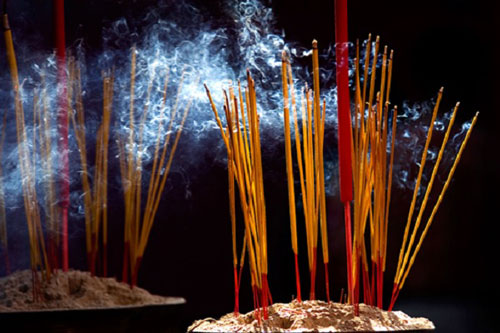 Thắp hương kiểu này thần linh nổi giận, giàu đến mấy cũng lụi bại, tiền bạc 'đội nón' ra đi