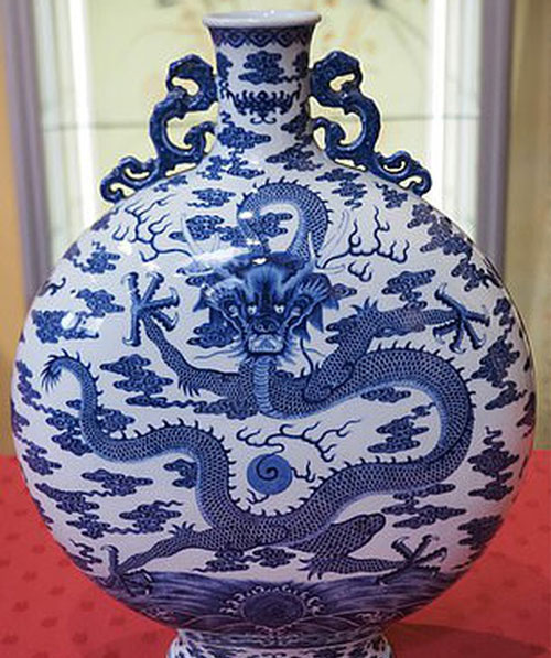 Bình sứ từ thế kỷ 18 được trả giá 103 tỷ đồng