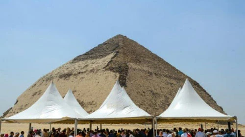 Người dân tụ tập xung quanh kim tự tháp Bent của vua Sneferu trong ngày chính quyền Ai Cập mở cửa di tích này. Ảnh: AFP.