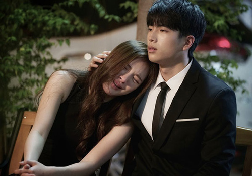 Quyết định ly hôn chồng vì 'lạc nhịp' với sếp, đêm ấy về thấy chậu nước gừng đặt sẵn dưới giường, vợ trẻ sực tỉnh, quỳ xuống xin chồng tha lỗi