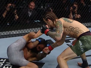 Ra đòn bất cẩn, võ sĩ Mexico bị đối thủ đấm cắm đầu xuống sàn